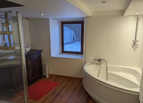 Salle de bain partagée : baignoire d'angle
